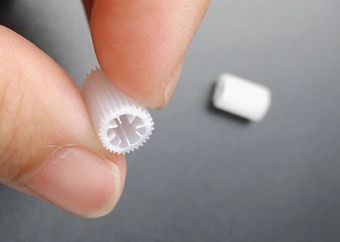 Materiales virgen HIPS MBBR Medios de filtro flotantes Micro biopipe Medios para el tratamiento de aguas residuales