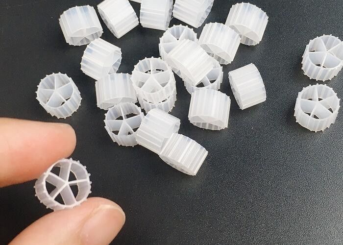 Medios de filtro de HDPE vírgenes de 5 agujeros blancos de larga duración Tamaño 10 mm x 7 mm