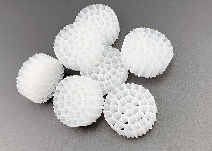 Medios de filtro de color blanco HDPE K1 PE37 para mejorar la calidad del agua