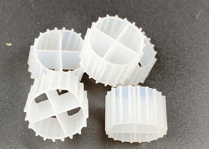 Color blanco MBBR Media Biofilm Carrier con Super Descarburization y material virgen HDPE