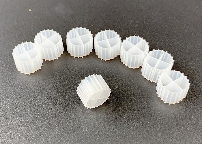 Medios de filtro biológico de 11 mm de color blanco virgen de HDPE para desnitrificación