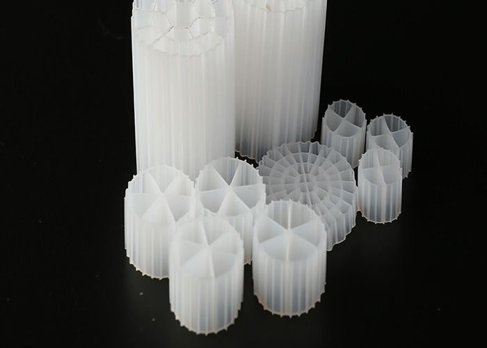 Autolimpieza Acuicultura K1 Medios de filtro MBBR Medios de filtro 19 números de agujeros