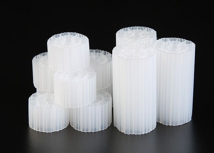 35 mm X 18 mm Tamaño material virgen HDPE MBBR Bio Media PE07 para acuarios