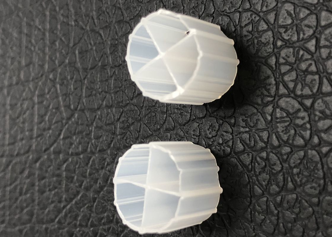 Color blanco MBBR Bio Carrier Media para el tanque anaeróbico con material de HDPE virgen y tamaño de 12 * 9mm