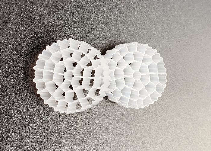 Medios de filtro de plástico de biotubo MBBR 800 m2/m3 Gran superficie