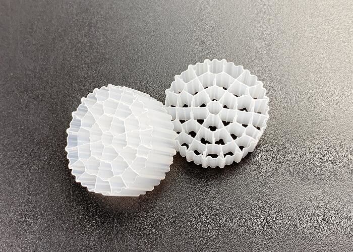 Medios de filtro de plástico de biotubo MBBR 800 m2/m3 Gran superficie