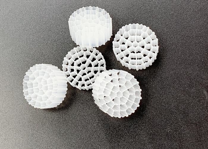 Medios de filtro flotantes virgen HDPE IFAS Tecnología MBBR Color blanco