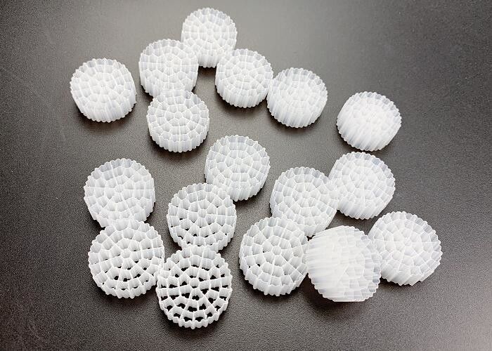 Medios de filtro de plástico de extrusión de medios biológicos Biotubo MBBR Kaldnes Cualquier color